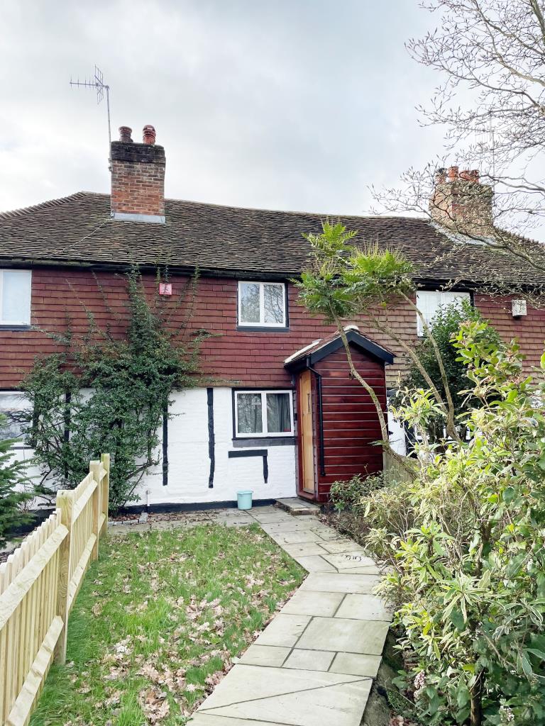 Lot: 50 - WELL PRESENTED MID-TERRACE COTTAGE -